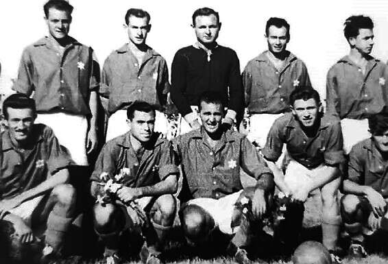 מכבי תל אביב, 1950: עומדים (מימין): יונה פוקס, צביקה סטודינסקי, יוסל'ה מרימוביץ', אברהם בנדורי (שוער), יוסל'ה גולדשטיין, שמואל (פפו) ישראלי. יושבים (מימין): שייע גלזר, יצחק שניאור, אלי פוקס, אברהם טוריקה, אברהם מורטקוביץ