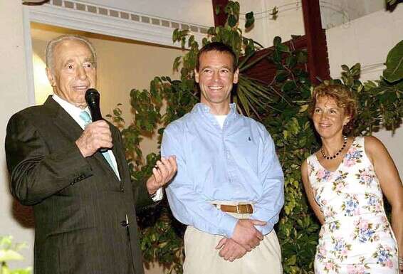 השגריר מקדונלד עם הנשיא פרס ז"ל // צילום: באדיבות שגרירות בריטניה