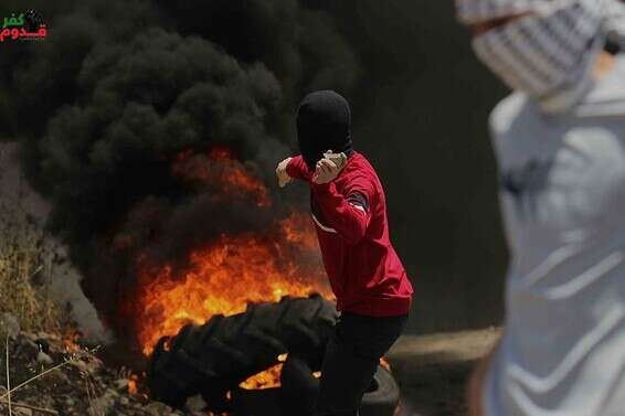 מתפרעים פלשתינים בכפר קדום