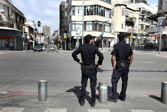 שוטרים אוכפים את הסגר בת"א // צילום: גדעון מרקוביץ'