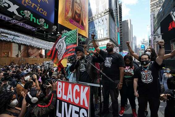 ניק קאנון עם המפגינים // צילום ארכיון: איי.אף.פי