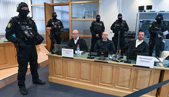 החשוד בביצוע הפיגוע, שטפן באלייט, לצד סנגוריו בבית המשפט במגדבורג // צילום: Hendrik Schmidt/Picture Alliance דרך Getty Images