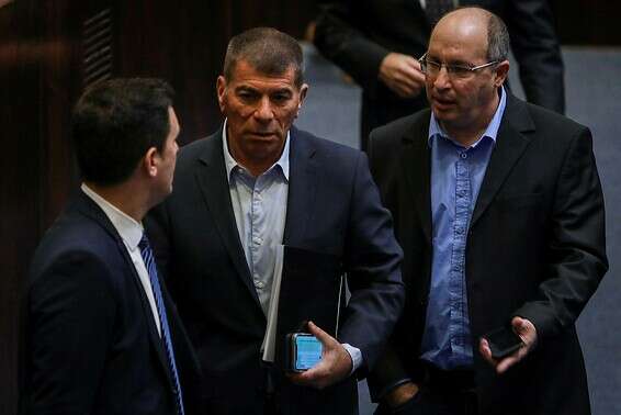 מכונים "ציר מנדלבליט". ניסנקורן ואשכנזי במליאת הכנסת, בינואר // צילום: אורן בן חקון