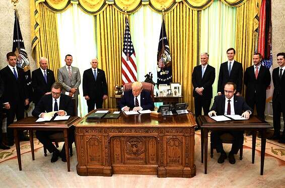 רגעי החתימה בבית הלבן, אמש // צילום: איי.אף.פי