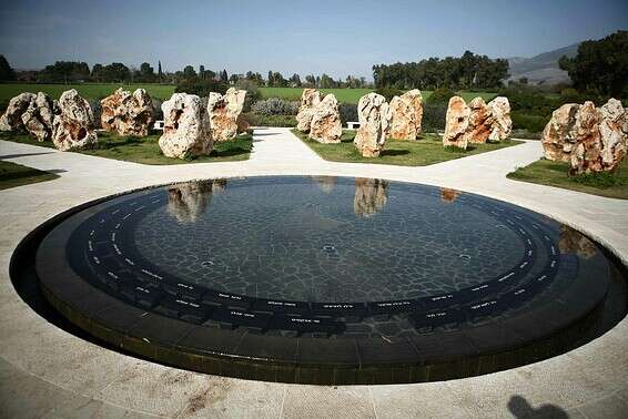 אנדרטת אסון המסוקים ליד קיבוץ דפנה // צילום: יהושע יוסף