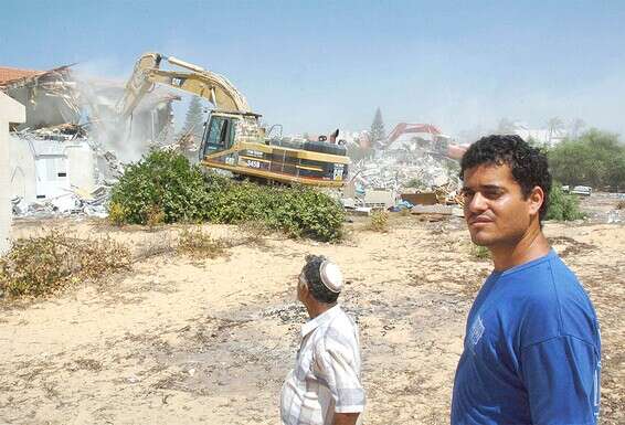 מפונים צופים בהריסת בתיהם // צילום ארכיון: דודו גרנישפן
