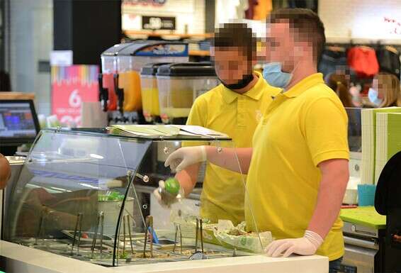 לא מקפידים על חבישת המסכות כפי שנדרש // צילום: דודו גרינשפן