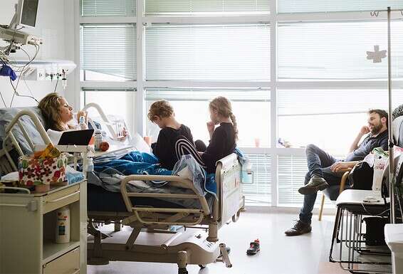 עם טל והילדים, בבית החולים. "יצרנו שגרה בשיקום: עם עלמה ציירתי, עם אסף אכלתי מקדונלד'ס, ולאלכס הייתי מורחת קרמים" // צילום: דור קדמי