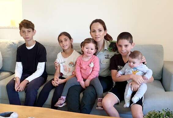 סא"ל הדר עמית והילדים // צילום: דובר צה"ל