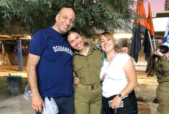 לינוי בסון עם הוריה // צילום: דובר צה"ל 