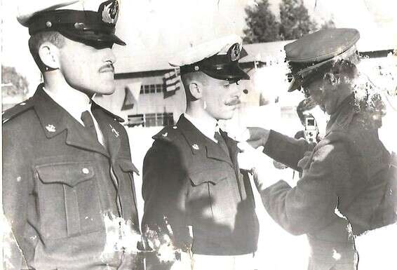 הסב אברהם ז״ל בטקס מ־1958 // צילום: דובר צה"ל