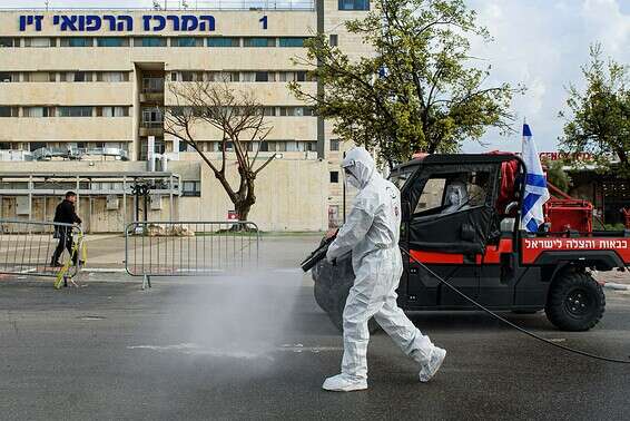 פעולות חיטוי ליד המרכז הרפואי זיו // צילום: אייל מרגולין - ג'יני