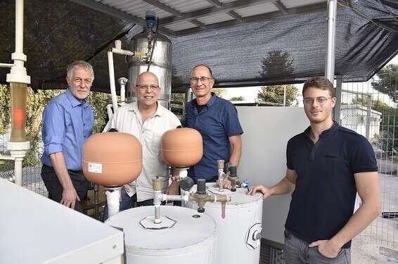 מימין לשמאל : לירון הובר, אילן כץ, פרופ' ערן פרידלר ופרופ' דוד ברודאי // צילום: דוברות הטכניון