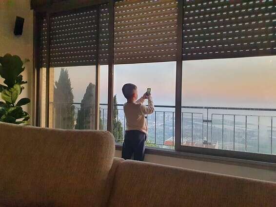 דני בבית של אביו איגור בישראל // צילום: איגור רובין