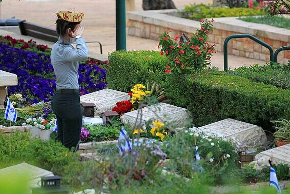 בית העלמין הצבאי בקרית שאול נעול בשל הסגר הראשון // צילום: קוקו