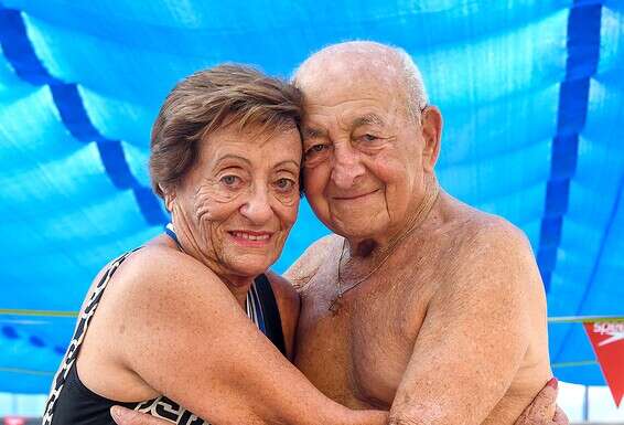 "תמיד היו לנו רגשות זה לזו". בני הזוג בבריכה // צילום: אפרת אשל