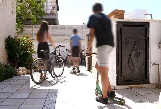 "החוק שלי בלב אומר שהם בראש סדר העדיפויות שלי, וזה הדבר הכי חשוב". יעל עם שניים מהבנים  // צילום: אפרת אשל