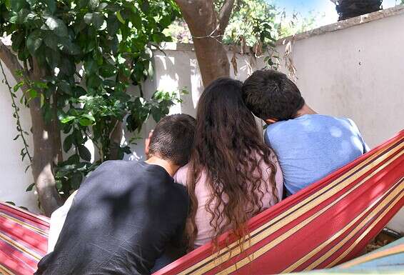 "במשך שמונה השנים שאני כאן, עזבו את הבית שבעה ילדים. עם חמישה מהם אני שומרת על קשר עד היום". יעל ושניים מהבנים 