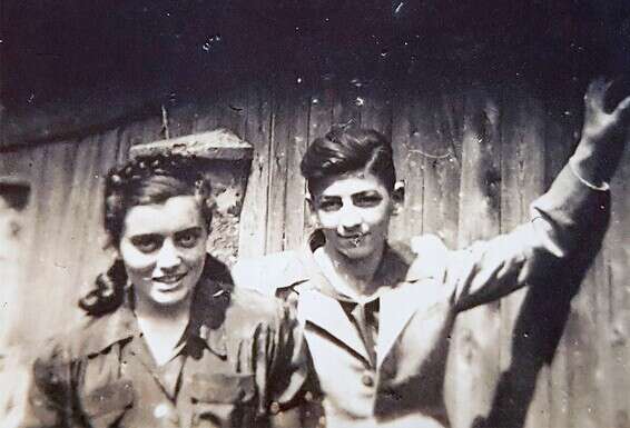 "היינו משחקים אחרי בית הספר, ופטר אמר לי: 'אני אוהב אותך'". אסתר ופטר בילדותם