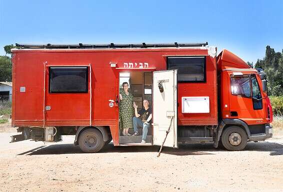 "הוא רוצה מקומות חדשים, אני - כאלה שכבר ראינו". נועה ושרון ברקת במשאית // צילום: אפרת אשל