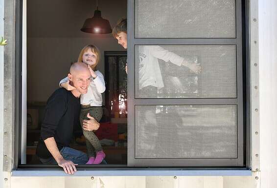 ד"ר הרמלין עם ילדיו נועם בן ה־7 ועומר בת ה־3. "כשחזרתי אחרי חודש, הילדים חיכו עם דמעות בעיניים // "צילום: אפרת אשל