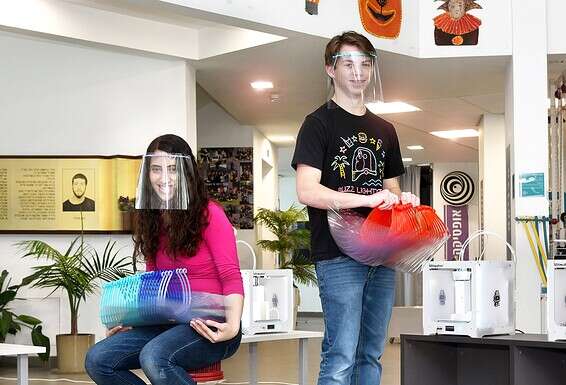 טל שגב (מימין) ועדי פורת עם המסיכות והמדפסות. "גאים בתרומה שלנו" צילום: אפרת אשל