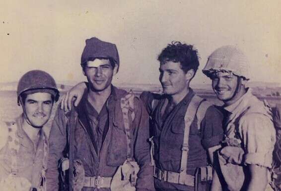 בימיו בצנחנים (מימין). "אריק שרון ניסה לעזור לי"