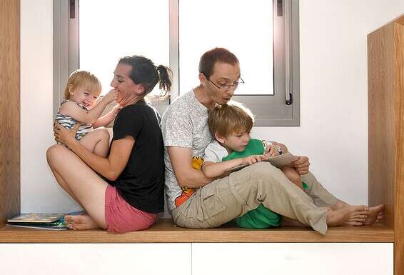 אסיה וארתור קלניצקי עם בניהם, גבריאל (מימין) ובנימין. "היה ברור שאנחנו נתווך להם את העולם" // צילום: אפרת אשל