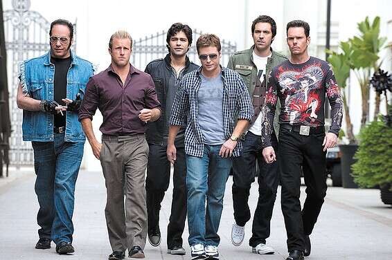 מכחיש את ההאשמות נגדו. קונולי (שלישי מימין) // צילום: באדיבות yes