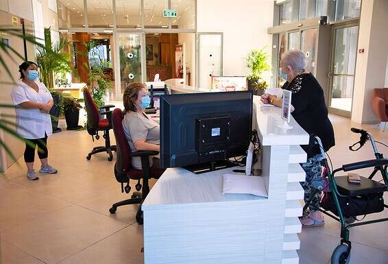 "אם חס וחלילה יהיה פה חולה, או חשד לחולה, צריך לזהות את מקור ההדבקה כמה שיותר מהר". הדיירים והצוות בבית הדיור המוגן  // צילום: אריק סולטן