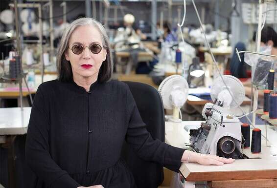 "אני פוחדת ממצב שבו לא אוכל לדאוג לעובדים שלי". דורין פרנקפורט במפעל שלה, השבוע // צילום: אריק סולטן