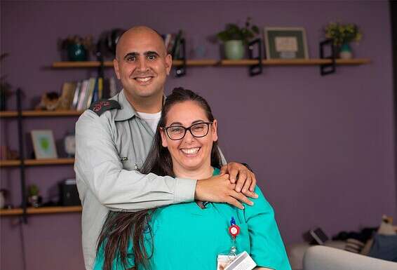 "אנחנו נותנים זה לזה 'כיפים' בכניסה וביציאה מהבית". אפי וליאור מזרחי. צילום: אריק סולטן