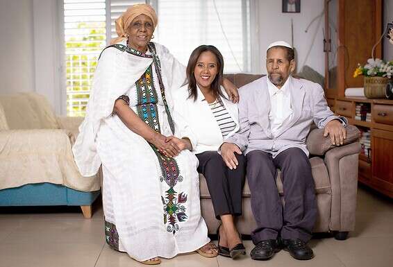 "בגיל 12 הייתי הולכת לעזור לאמא שלי בעבודה שלה כמנקה. עשיתי את זה מתוך מקום של כבוד ועזרה". עם הוריה וורקו (מנשה) וטדלה (מזל) // צילום: אריק סולטן. ז'קט וחולצה: טיפני'ס; טבעת: מגנוליה; נעליים: אוסף פרטי