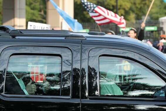 הנשיא טראמפ מחוץ לבית החולים וולטר ריד // צילום: רויטרס