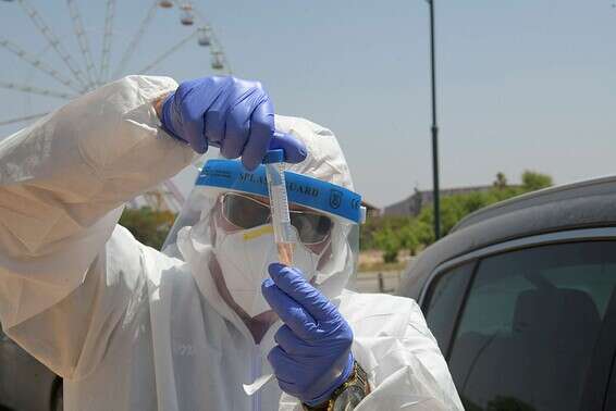 לקיחת דגימות קורונה // צילום: יוסי זליגר