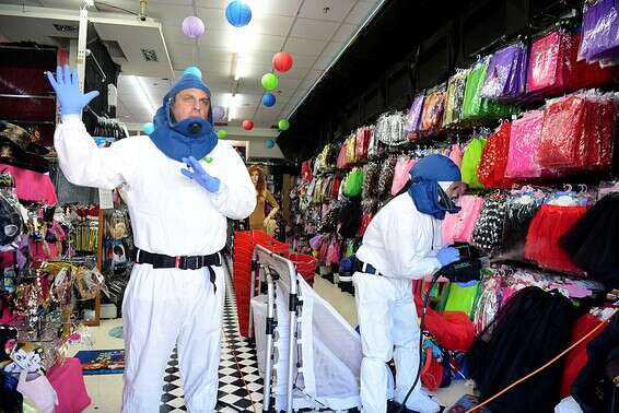 פעילות חיטוי בסניף "הפיראט האדום" אור יהודה // צילום: יוסי זליגר