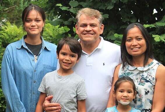 קאי הס עם אשתו, ראהמה, ושלושה מילדיהם. "גם אמא שלנו נפלה בפח שלו"