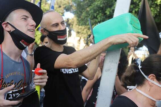 אסף אמדורסקי בהפגנה מול מעון ראש הממשלה בירושלים // צילום: יהונתן שאול