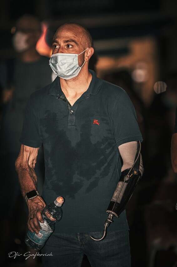 בהפגנה לפני שבועיים, בכיכר רבין. "למה אלימות?" // צילום: אופיר גפקוביץ