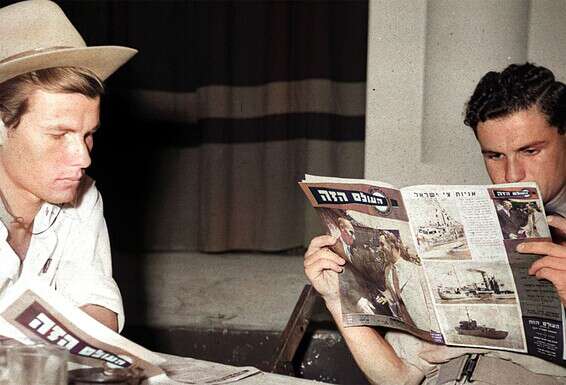 חיילים קוראים גיליון של "העולם הזה", 1950 צילום: הנס פין, לע"מ