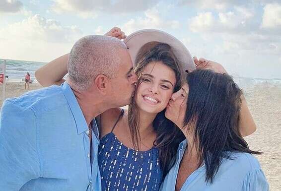 עם הוריה, רויטל וחיים