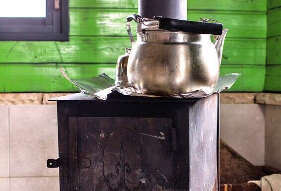 קומקום תה מרלי. מבלה שעות על הגחלים. צילום: איתיאל ציון