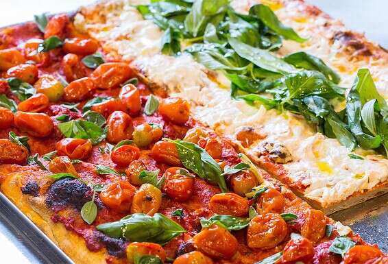 פיצות של "סופר פיצה". שילובי טעמים יוצאי דופן, אבל ברורים, בלי להעמיס יותר מדי // צילום: איתיאל ציון