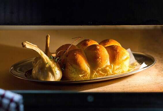 הביס המתקתק, נימוחות הלחם וסיומת השום. לחם שום // צילום: איתיאל ציון