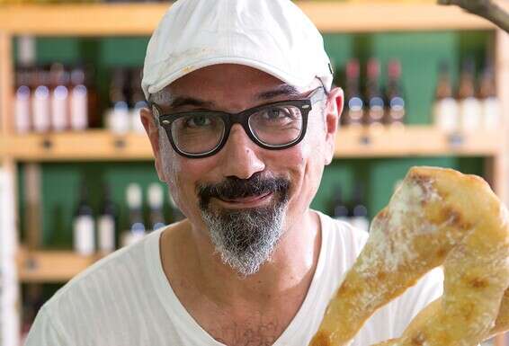 טוחן את הקמח שלו בעצמו, כי "טריות היא ערך בעל משמעות". אורן חג'ג' // צילום: איתיאל ציון