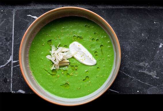  הרמוניית המרכיבים יוצרת טעם מענג ונכון. מרק וישיסואז שום ירוק // צילום: איתיאל ציון