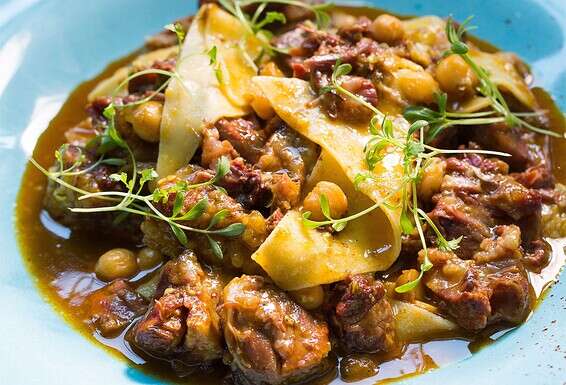 תבשיל זנב שור בחומוס וכוסברה. מערבבים את הפסטה עם הבשר ומגישים. צילום: איתיאל ציון