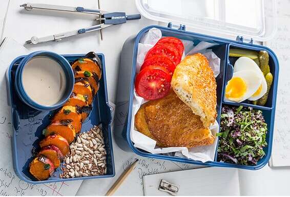 סלט טבולה, בטטה ובורקס. הקופסה הים־תיכונית // צילום: איתיאל ציון