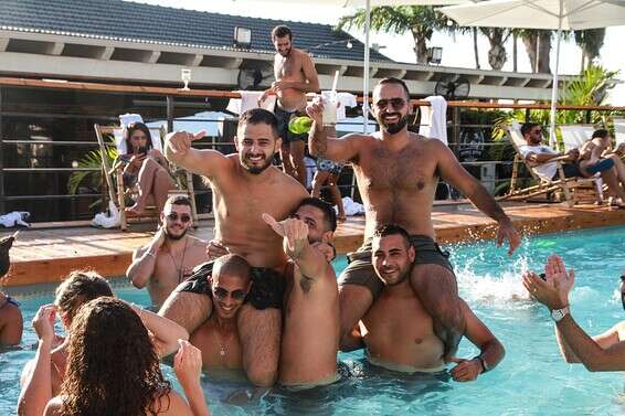 יתפשרו על מקסיקו. עדן חסו והחברים // צילום: ג׳ירף ניו מדיה