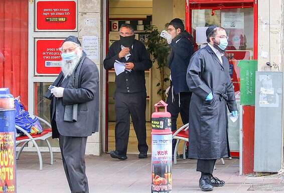 תושבי בני ברק פועלים על פי ההנחיות // צילום: קוקו